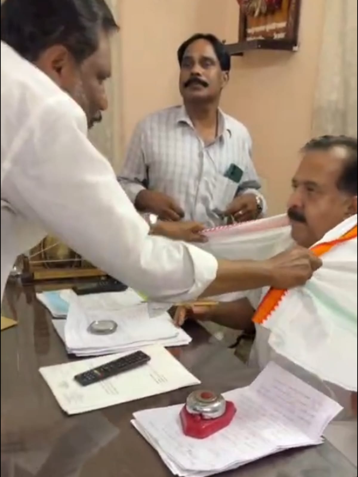 അഭ്യന്തരവകുപ്പ് മന്ത്രി രമേശ് ചെന്നിത്തലയെ ആദരിച്ചു
